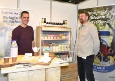 Yuri Blanken (rechts) en Jos Fleuren (links) van Drentse AA Zuivel tonen hier de nieuwe Pure Blu yoghurt, die over twee weken op de markt zal komen.